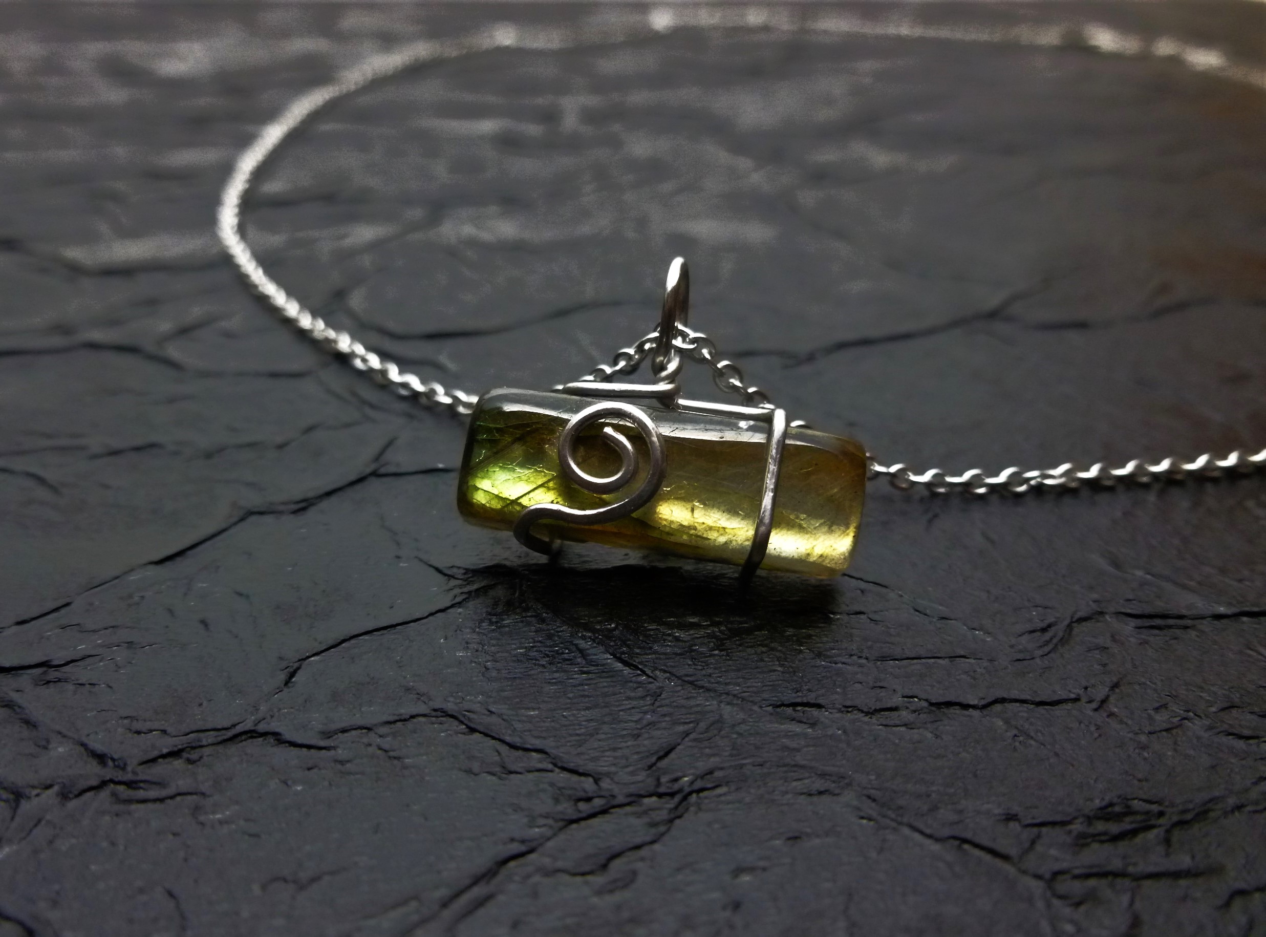 ocelový náhrdelník s přírodním labradoritem